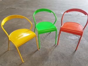 Repeindre chaises métalliques couleur