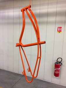 cadre-velo-rénovation-orange-re-paint