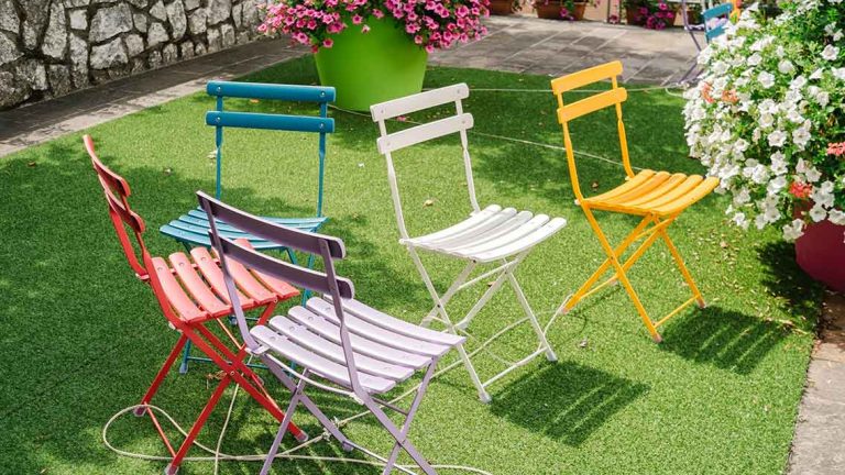 renovation-ecoresponsable-repeindre-chaises-jardin-métal-en-couleur-RE-PAINT