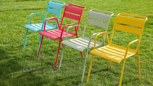 renovation-ecoresponsable-repeindre-chaises-jardin-rouge-bleu-jaune-blanche-RE-PAINT