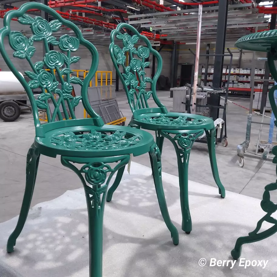 photos de chaises en metal vert