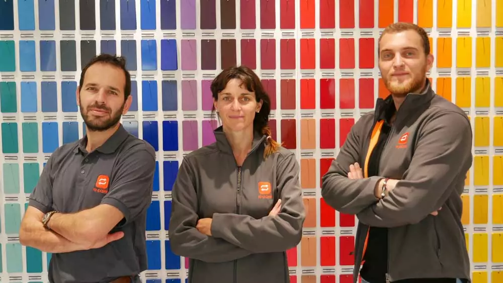 equipe re-paint composée d'une femme au centre et de deux hommes aux extrémités