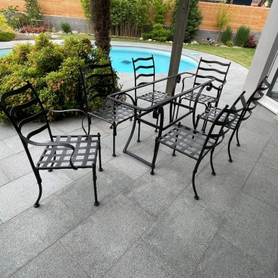 Rénovation d’un salon de jardin avec table et chaises métalliques