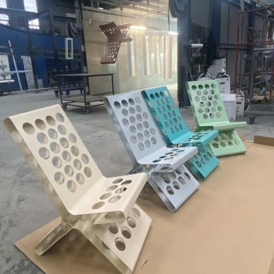 Peinture et remise à neuf de chaises et table de jardin métalliques