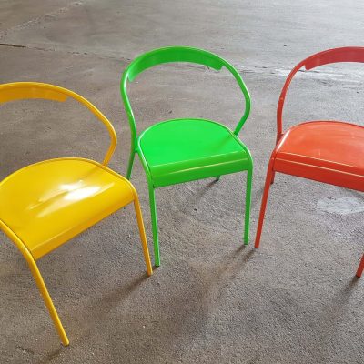 Chaises de jardin en métal rénovées avec une finition durable